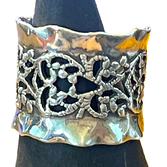 Vintage Sterling Silver Hammered Open Work Floral Filigree Ring - Picture 3 of 7